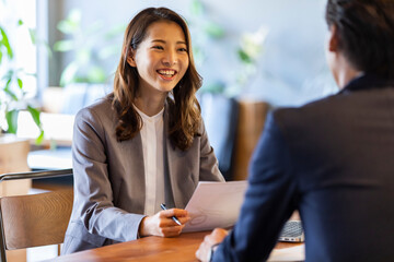 打ち合わせをするビジネス男女
