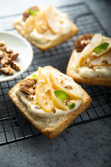 Pies with pear, figs and cream