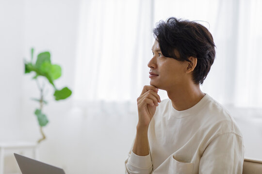 考え事をする日本人男性