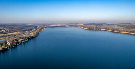 Jezioro Pławniowickie i Kanał Gliwicki na Śląsku w Polsce panorama zimą z lotu ptaka.