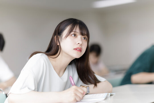 授業を受ける女子学生