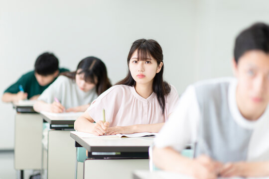 授業を受ける女子学生