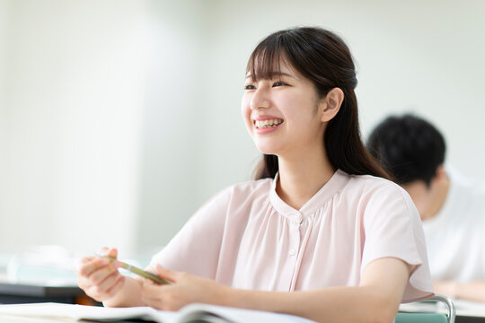 授業を受ける女子学生