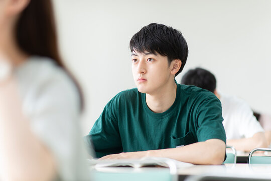 学習する男子学生