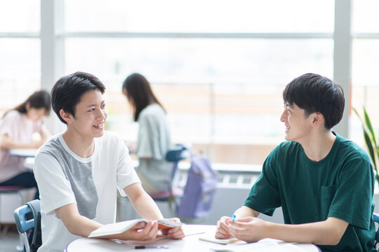 話をする大学生