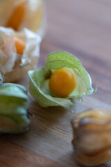 Physalis auf einem Holzbrett