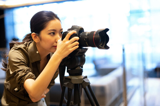 写真を撮る女性