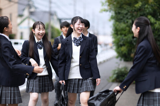 仲良く登校する高校生