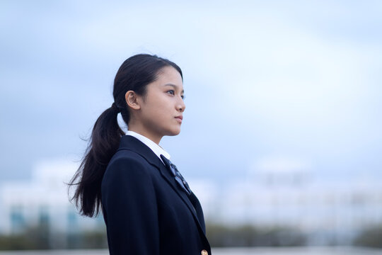 遠くを見つめる女子高校生