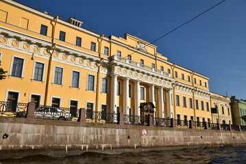 Obraz na płótnie Canvas Palais sur la Néva à Saint-Pétersbourg. Russie