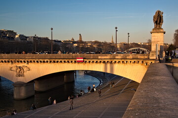 Naklejka premium Bridge over the Seine in Paris at sunset
