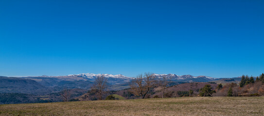 Fototapeta na wymiar vue panoramique sur les monts d'Auvergne enneigés