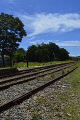 Fototapeta na wymiar Trilhos de ferrovias com lindo céu