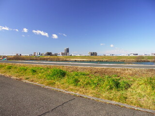 サイクリング道路のある春の江戸川土手風景