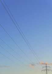 Stromleitung vor blauem Himmel