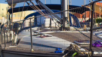 Vue rapprochée de divers pièces mécanique composant un bateau, à Port-Leucate