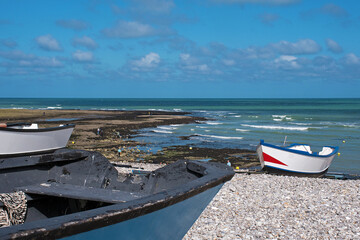 Kiesstrand mit bunten Fischerbooten in Yport im Sommer, Seine-Maritime, Normandie, France