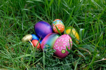 FU 2020-03-15 Ostern 179 Im Gras liegen bunte Eier