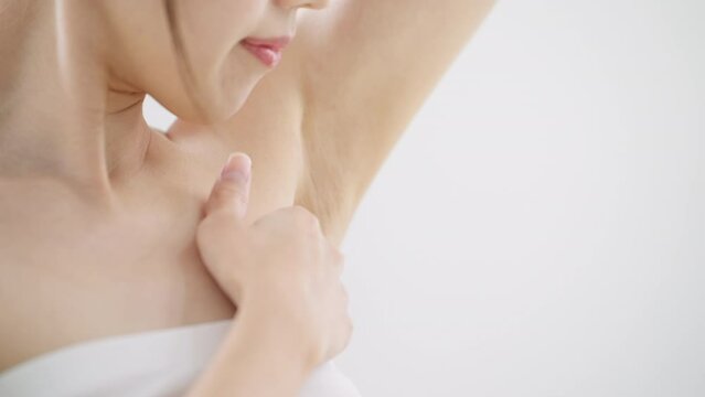 脇のケアをする女性　ビューティーイメージ
