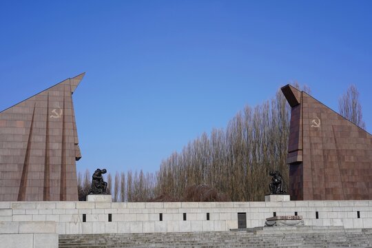 Sowjetisches Ehrenmal im Treptower Park mit den Skulpturen zweier kniender Rotarmisten, Berlin, 18.03.2022
