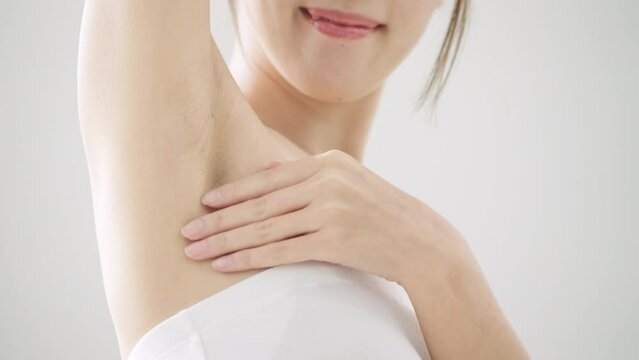 脇のケアをする女性　ビューティーイメージ