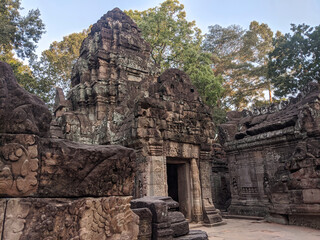Naklejka premium entrance to ancient cambodian temple ruin