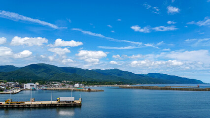 Fototapeta na wymiar 新潟県佐渡島のフェリー乗り場がある両津港の風景