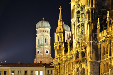 Vista nocturna del Ayuntamiento y campanario de la Catedral de Munich en Alemania