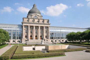 Obraz premium Vista del edificio de la Cancillería Estatal de Baviera en los jardines de Hofgarten, centro histórico de Munich, Alemania