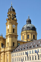 Camparios y cúpula de la Theatinerkirche en el centro histórico de la ciudad de Munich, Alemania