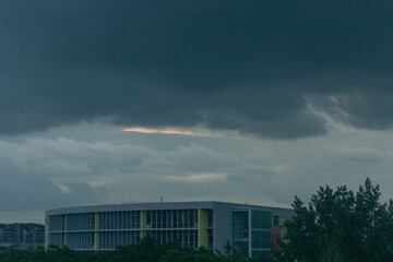 In the evening, a large number of clouds gathered in the sky; the clouds were spectacular in the sky and the buildings under them were very small.