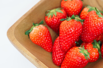 いちご　木の皿　盛り付け