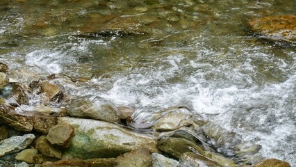 渓流の岩場の流れ