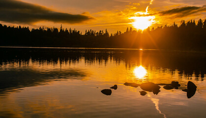 Le lac de servières en auvergne france au lever de soleil