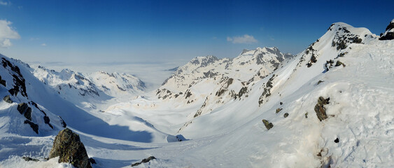 Panoramique sur le Pic du Frêne , Paysage du Massif de Belledonne en hiver , Savoie , Alpes , France
