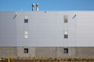 Seitenansicht einer Lagerhalle im Hafen mit Fenstern