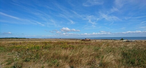 Blick auf das Wattenmeer vor der Insel Sylt über Felder und die Braderuper Heide