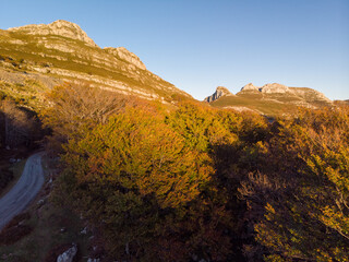 Obraz premium Mountains in Autumn from a Drone View