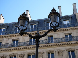 Fototapeta na wymiar Lampadaire parisien devant façade d'immeuble
