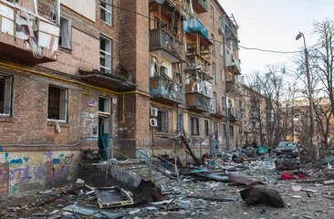 Fototapeten Damaged residential buildings in the aftermath of  shelling in Kyiv © misu