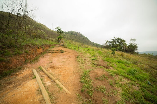 paisagem, trilha, terra, vista, pico, torre, &aacute;rvore, paisagem, preto, branco,  verde, galho, fundo, n&eacute;voa, nuvem, pico, alta, Jaragu&aacute;, parapeito, banco, galho, folha, verde, neblina, nuvem, c&eacute;u