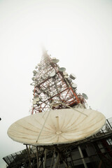 Torre de telecomunicação, tipicamente, estruturas altas concebidas para suportar antenas de...