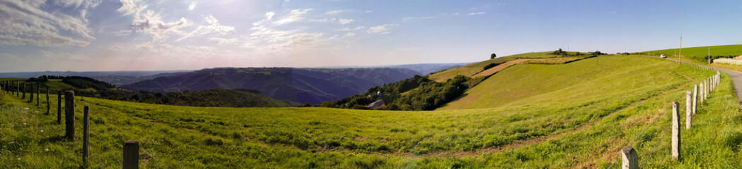 Obraz premium Au bord des plateaux bocagers surplombant la Vallée du Dourdou, Aveyron, Occitanie, France