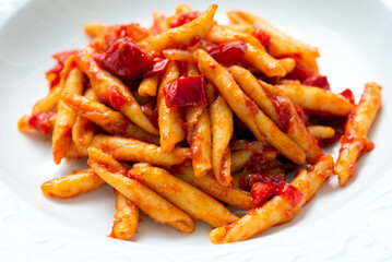 Piatto di pasta con salsa di peperoni, Cibo Italiano 