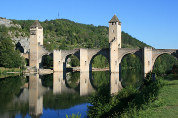Fototapeta na wymiar valentré bridge and river lot in cahors (france) 