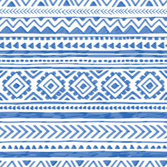 Blauw en wit geometrisch patroon. Etnische en tribale motieven. Gestreepte achtergrond getekend met markeringen. Vector illustratie.