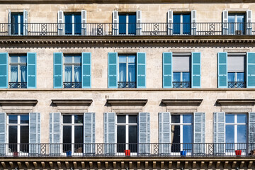 Paris, rue de Rivoli, typical windows, parisian facade
