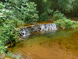 Linda cascata de pedras, logo antes de pequeno lago com águas cristalinas, localizada no parque das Mangabeiras, Belo Horizonte, Minas Gerias.