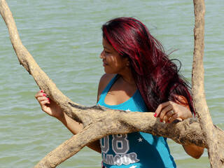 Mulher com lindos cabelos vermelhos, passeando entre as árvores secas da represa de Três Marias...