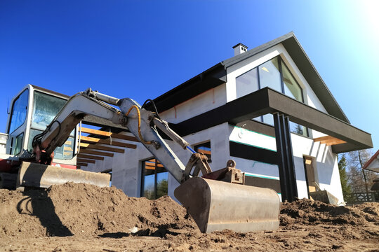Koparka przy budowie domu. Excavator at the construction of the house.